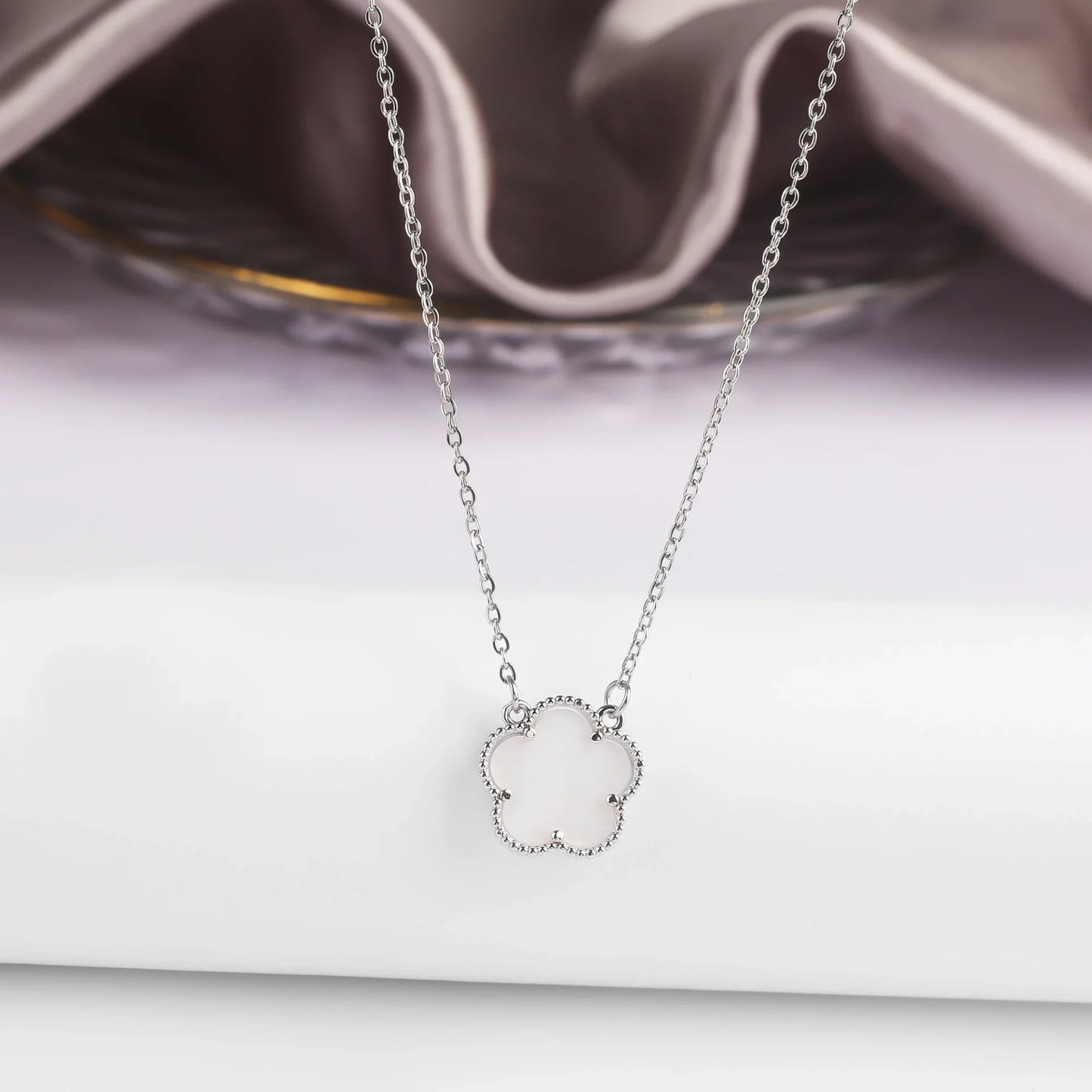 Collier fleur blanc et argent