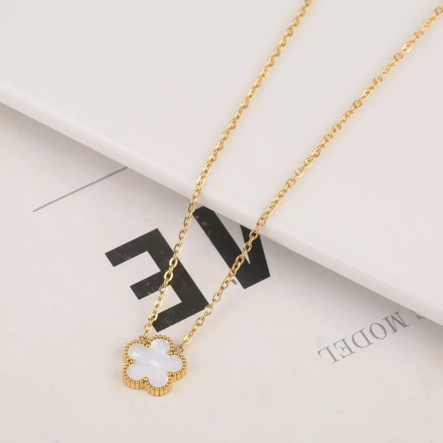 Collier fleur nacré blanc et or