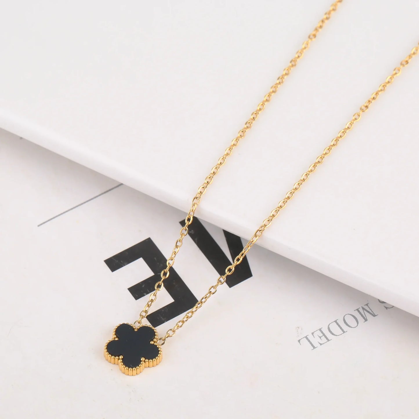Collier fleur noir et or