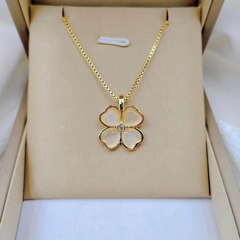Collier fleur résine blanc et doré