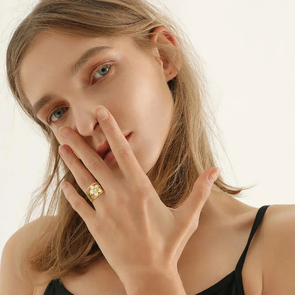 Bague à fleurs multiples dorées