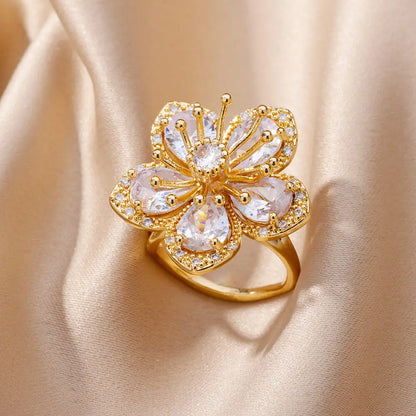 Bague fleur dorée à pétales blanches fantaisie