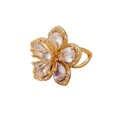 Bague fleur dorée à pétales blanches fantaisie
