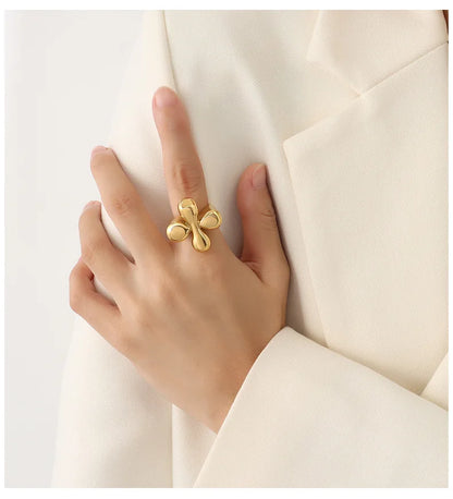 Bague fleur dorée arrondie