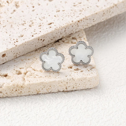 Boucles d'oreilles argentées à fleurs blanches multiples