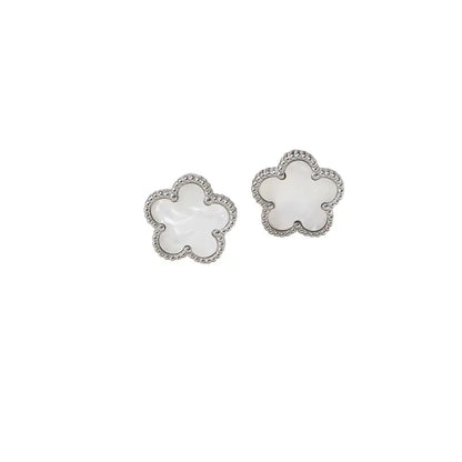 Boucles d'oreilles argentées à fleurs blanches multiples