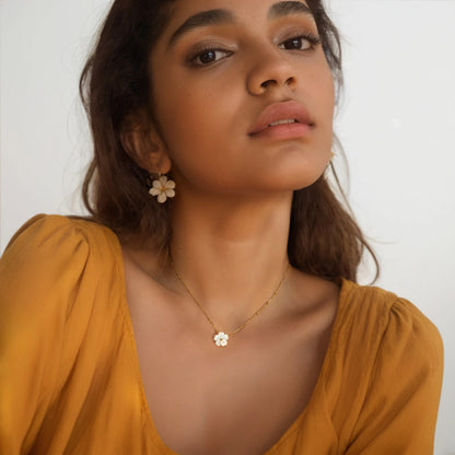 Boucles d'oreilles dorées avec fleurs blanches et jaunes