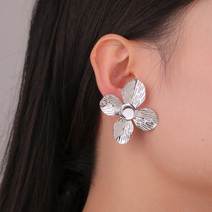 Boucles d'oreilles fleurs argentées 4 pétales
