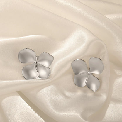Boucles d'oreilles fleurs argentées à pétales lisses