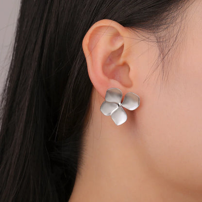 Boucles d'oreilles fleurs argentées à pétales lisses