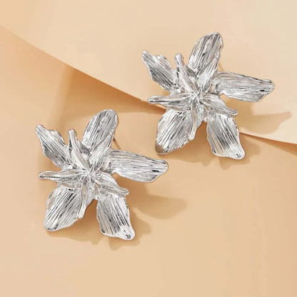 Boucles d'oreilles fleurs argentées design