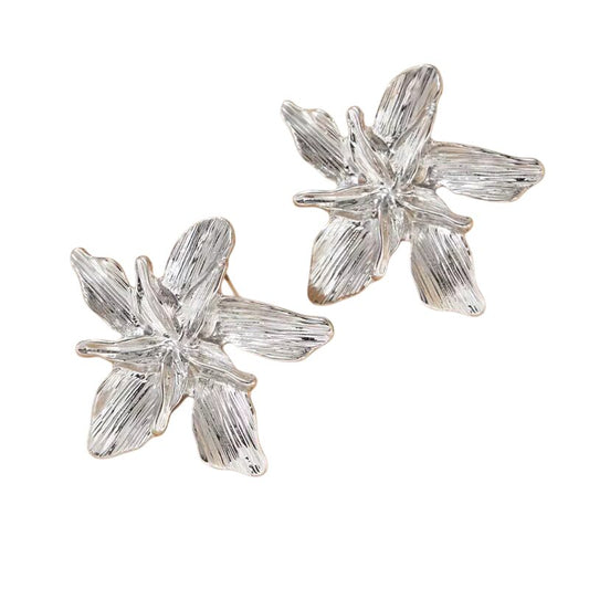 Boucles d'oreilles fleurs argentées design