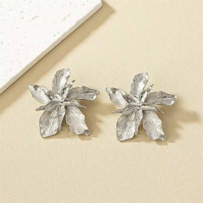 Boucles d'oreilles fleurs argentées design
