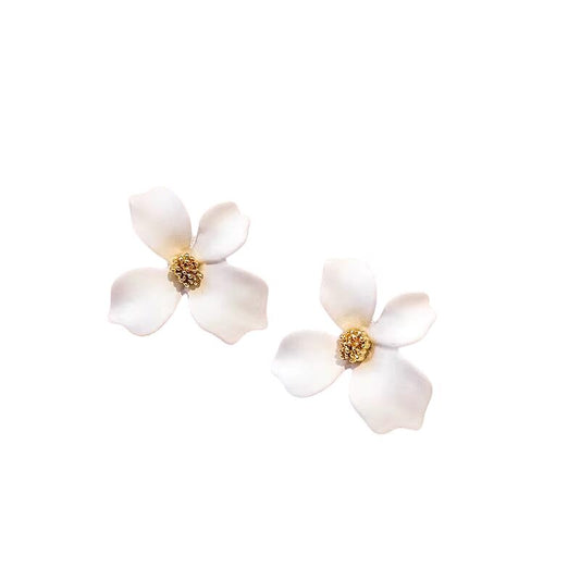 Boucles d'oreilles fleurs blanches réalistes
