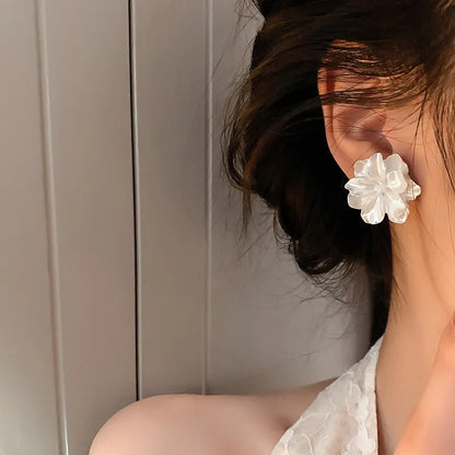 Boucles d'oreilles fleurs blanches resine