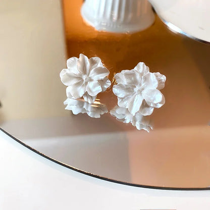 Boucles d'oreilles fleurs blanches resine