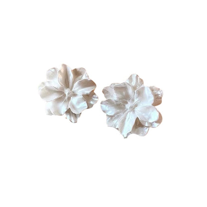 Boucles d'oreilles fleurs blanches resine