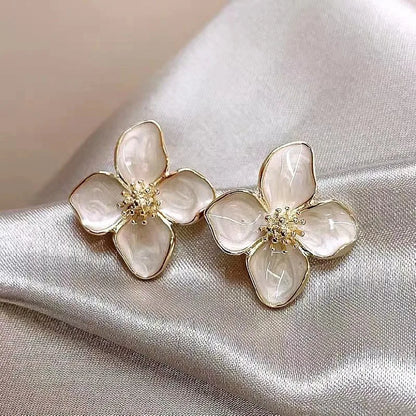 Boucles d'oreilles fleurs blanches romantiques