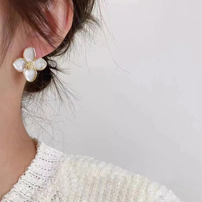 Boucles d'oreilles fleurs blanches romantiques