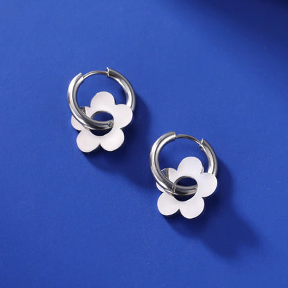 Boucles d'oreilles fleurs créoles arrondies argentées