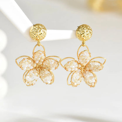 Boucles d'oreilles fleurs dorées à perles blanches