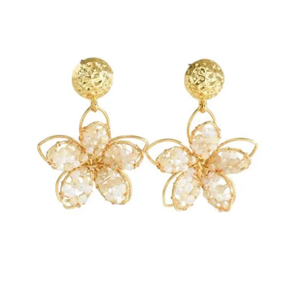 Boucles d'oreilles fleurs dorées à perles blanches