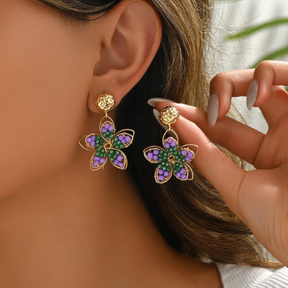 Boucles d'oreilles fleurs dorées à perles violettes et vertes