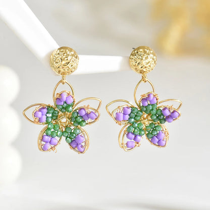 Boucles d'oreilles fleurs dorées à perles violettes et vertes