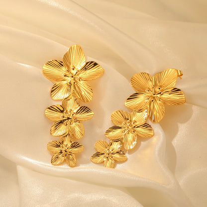 Boucles d'oreilles fleurs triples dorées