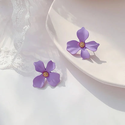 Boucles d'oreilles fleurs violettes réalistes