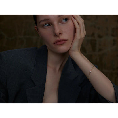 Bracelet à deux fleurs dorées avec cristaux