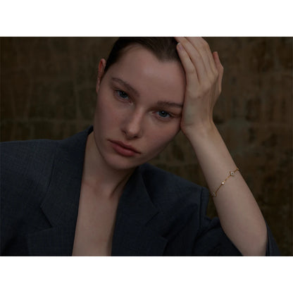 Bracelet à deux fleurs dorées avec cristaux