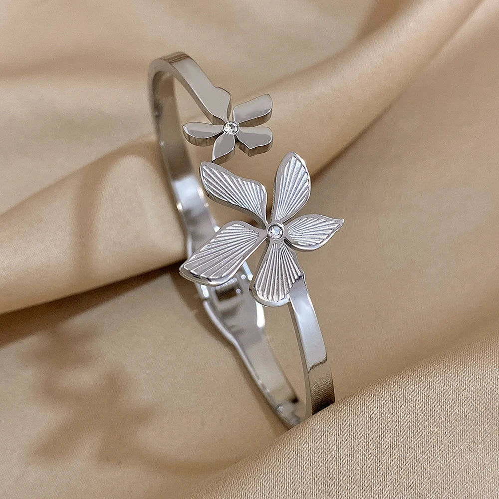 Bracelet ajustable argenté à deux fleurs design