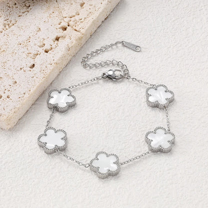 Bracelet argenté à fleurs blanches multiples
