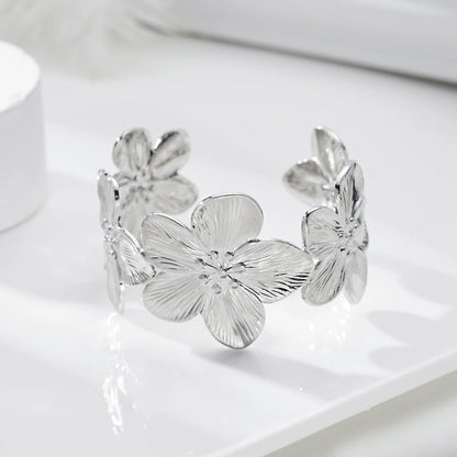 Bracelet argenté à fleurs ouvert