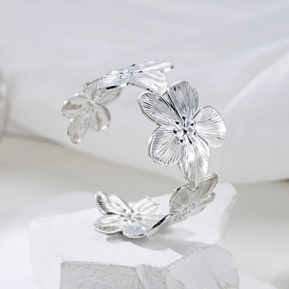 Bracelet argenté à fleurs ouvert