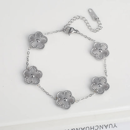 Bracelet argenté avec fleurs multiples
