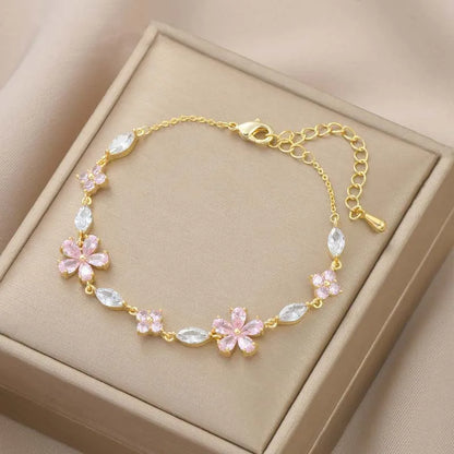 Bracelet doré avec cristaux et fleurs
