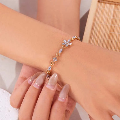 Bracelet doré avec cristaux et fleurs