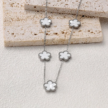 Collier argenté à fleurs blanches multiples