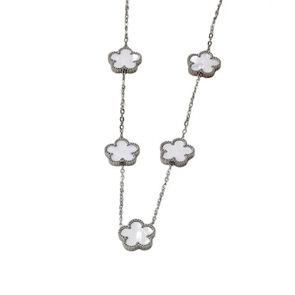 Collier argenté à fleurs blanches multiples