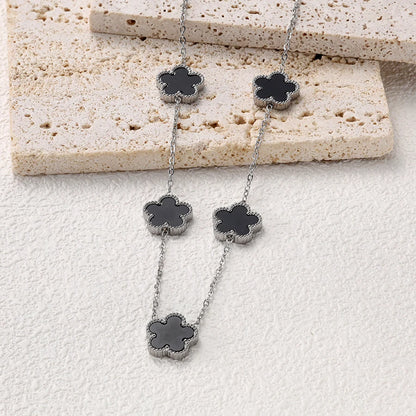Collier argenté à fleurs noires multiples