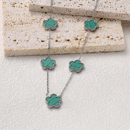 Collier argenté à fleurs vertes multiples