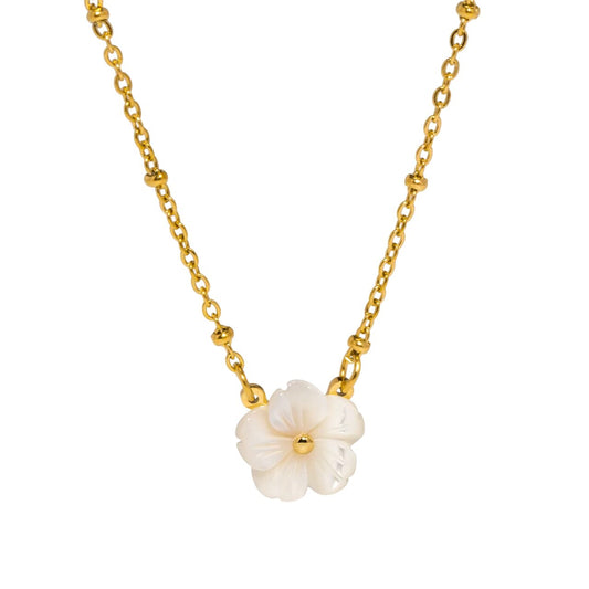 Collier doré avec fleur blanche