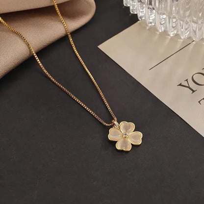 Collier fleur résine blanc et doré